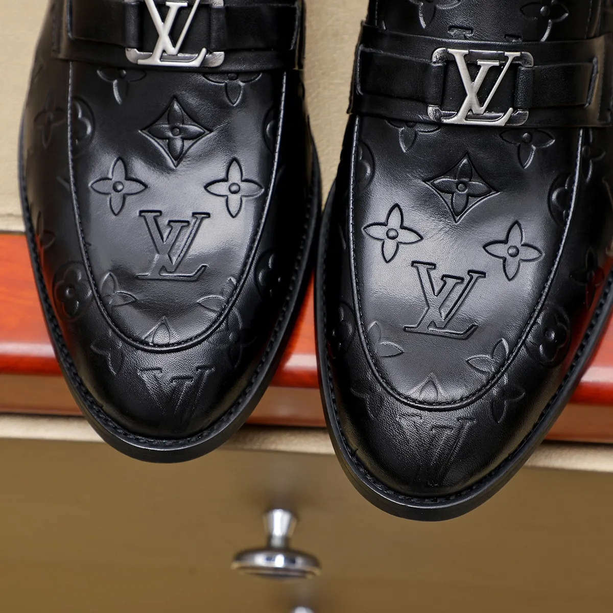 Men's Men's Shoes 💰420 💰[Louis Vuitton] LV high-end business formal leather shoes! ! Luxurious and elegant style, equal emphasis on practicality and style, professional focus on details and quality, counter original 1⃣️: 1⃣️ super accurate reproduction👍🏻! Material: The upper is made of imported original soft 🐂cowhide ➕imported first-layer sheepskin lining. Original anti-slip and wear-resistant outsole! Code number: 39--45, (38.46 custom-made) Large quantities in stock!